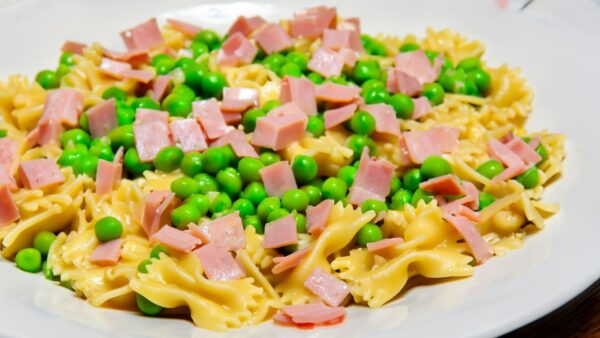 Bowtie pasta alfredo with ham and peas